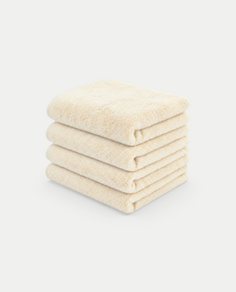 Gästehandtuch Zero-Twist Baumwolle 30x30 cm (4 Stk.) | Cream Stapel van vier zachte beige handdoeken van DOUXE