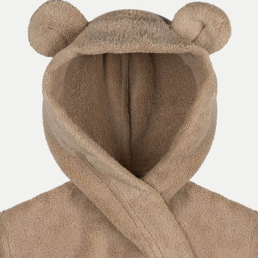 Close-up van capuchon kinderbadjas met oortjes latte